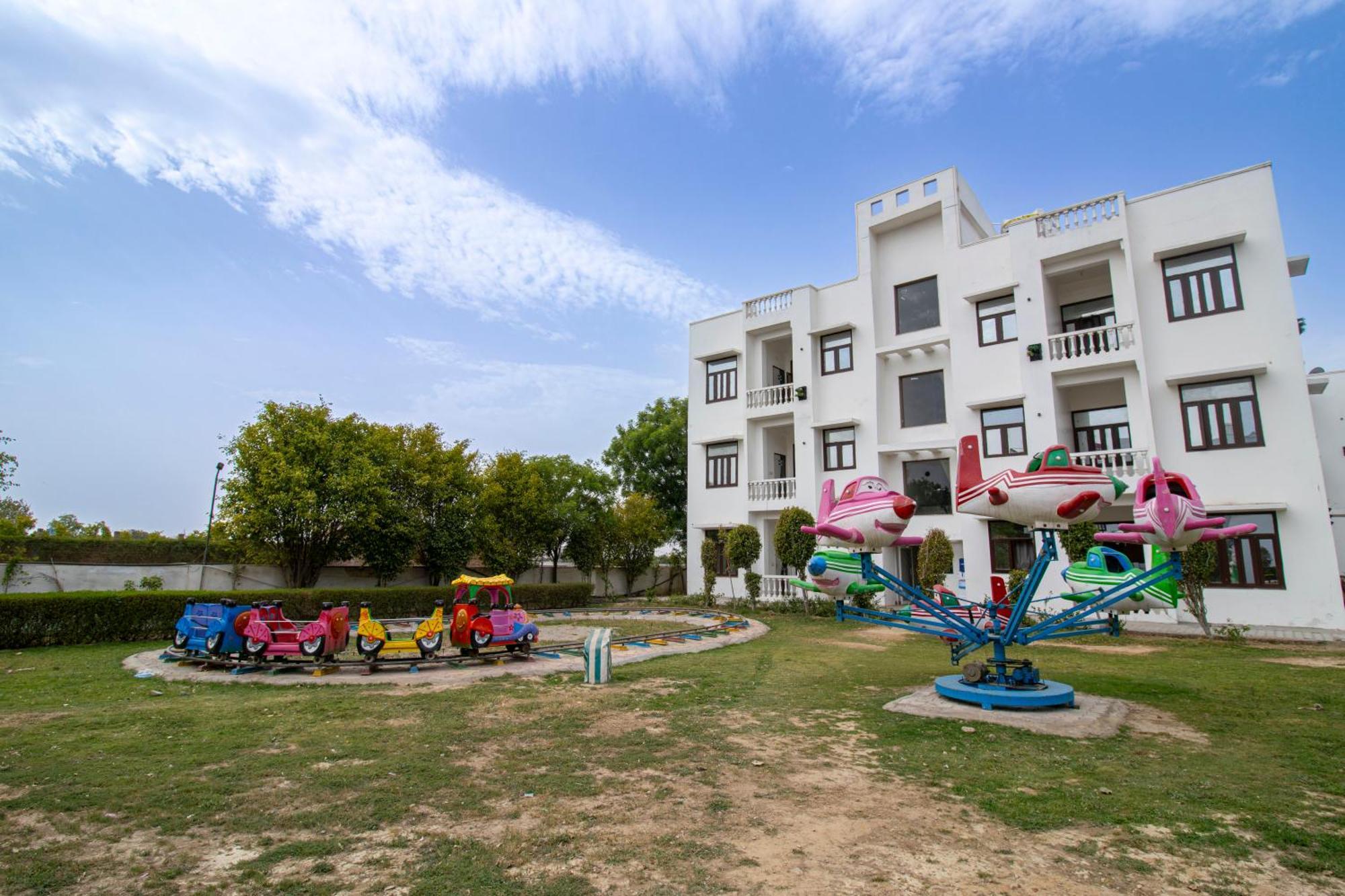 Elegance Resort Вриндавана Экстерьер фото