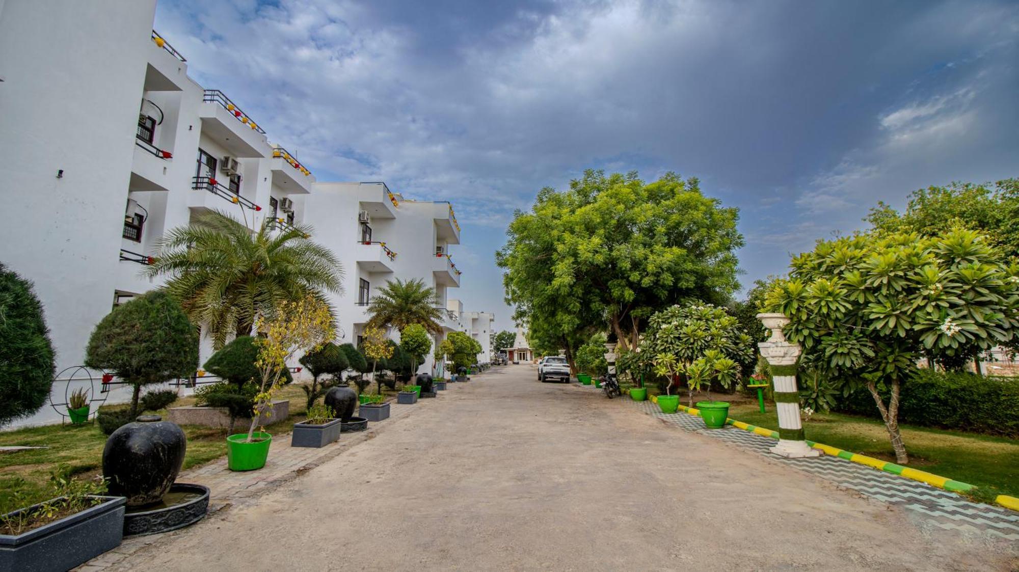 Elegance Resort Вриндавана Экстерьер фото