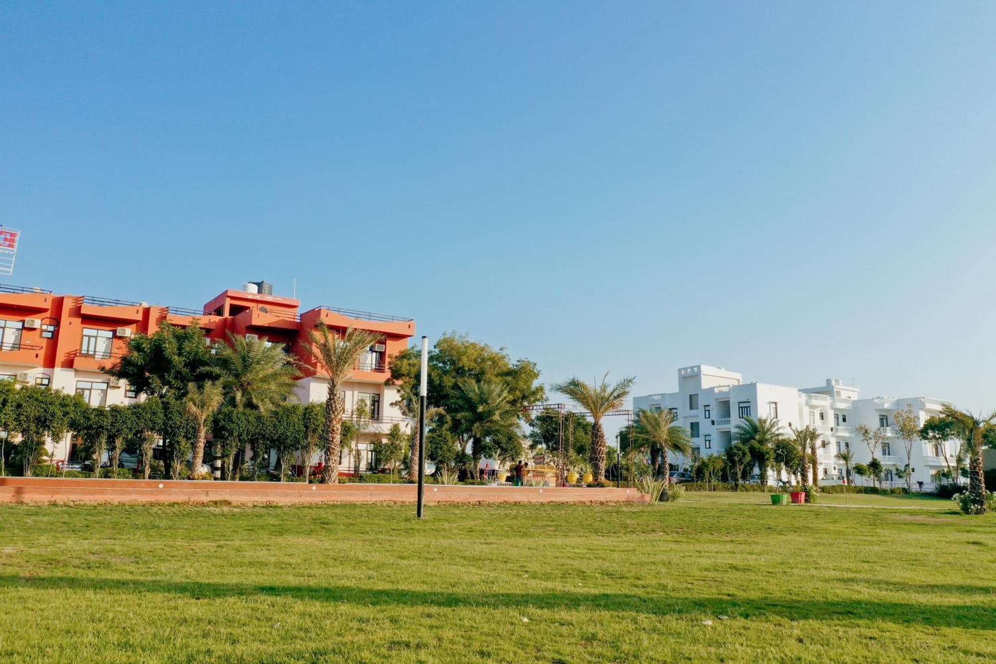 Elegance Resort Вриндавана Экстерьер фото