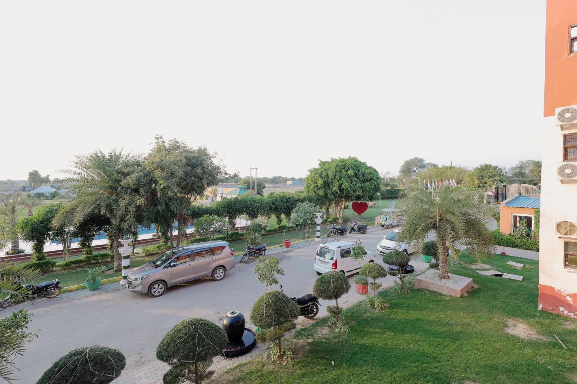 Elegance Resort Вриндавана Экстерьер фото